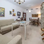 El Paseo De La Alameda De