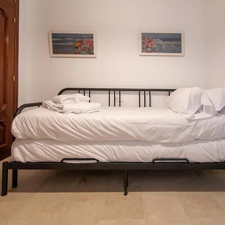 El Paseo De La Alameda De *