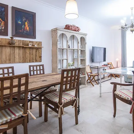 El Paseo De La Alameda De