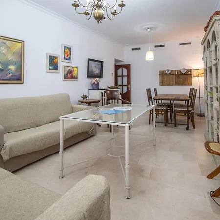 El Paseo De La Alameda De