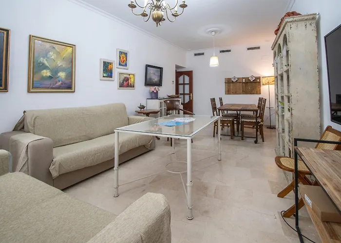 El Paseo De La Alameda De