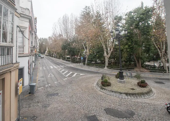 El Paseo De La Alameda De *