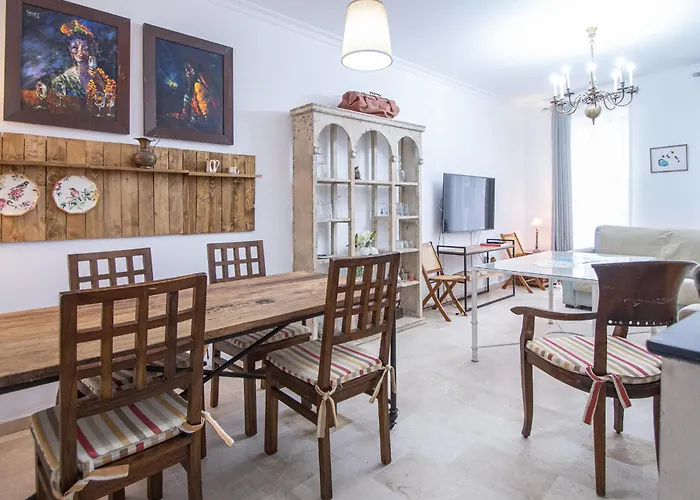 El Paseo De La Alameda De