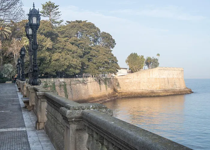 El Paseo De La Alameda De *